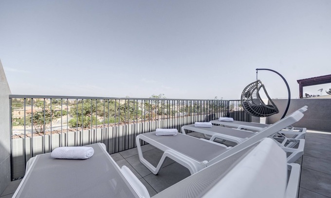 St. Andrew's Apartment | Elegant Two Bedroom Penthouse with Oceanfront Hot Tub