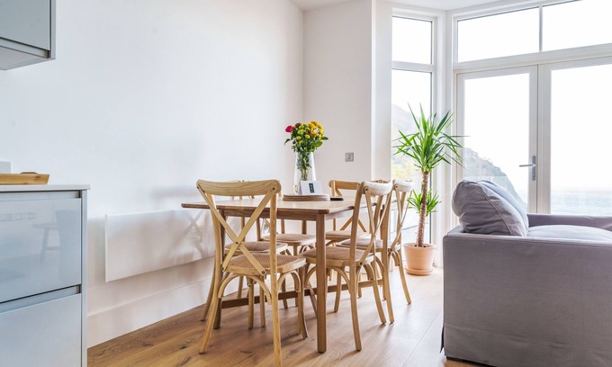 Lynmouth Apartment | Two bedroom pet friendly apartment, sleeping 4 in Lynmouth, boasting sea views.