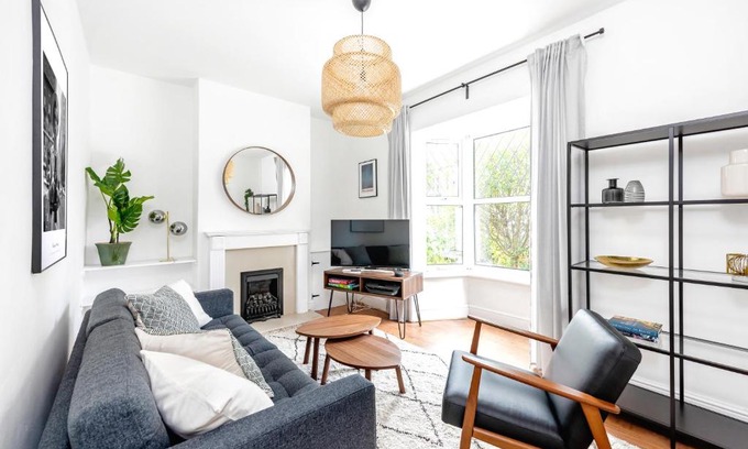 Pontcanna Apartment | Spacious Two Bedroom Pontcanna Townhouse Near City Centre