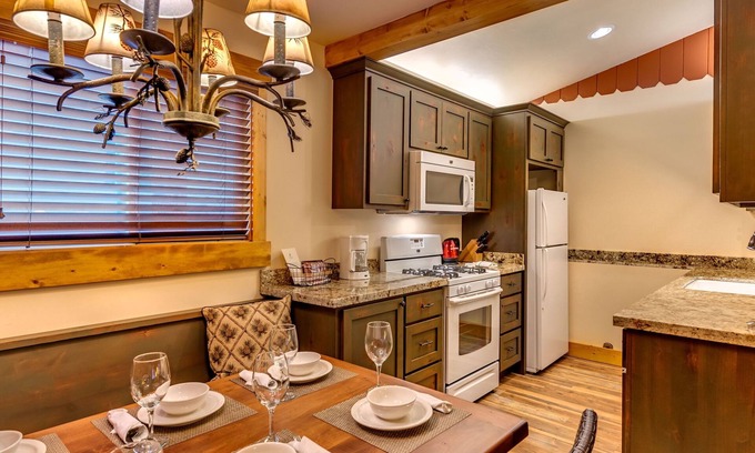 Tahoe Vista Cabin | Beautiful Two Bedroom Cabin with Pool and Spa Amenities