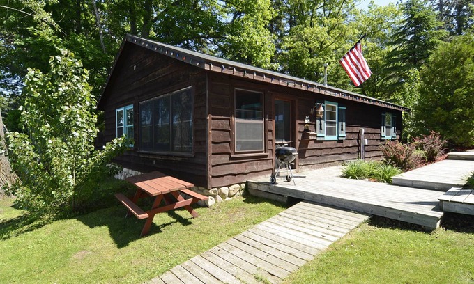 Hayward House | Two-bedroom with two queen beds, lake front on Big Round