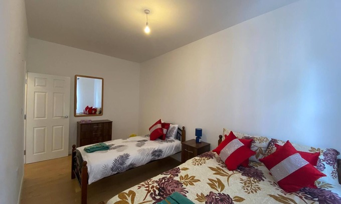 Walpole Apartment | Spacious Two-Bedroom Retreat in Ealing with Great Amenities