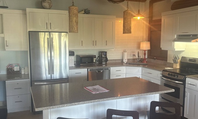Estate Pastory Apartment | Two Birds Condo with Pool - Oceanfront Retreat Near Town!
