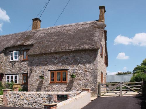 Winsham House | Pet-Friendly Two Bridge Cottage: Rated 9/10 by Guests