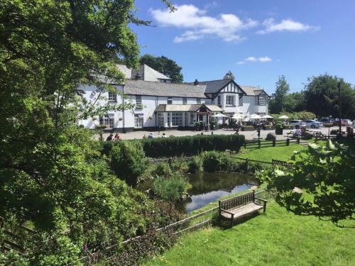 Two Bridges Hotel | Discover Two Bridges Hotel: Pet-Friendly & Family Welcoming