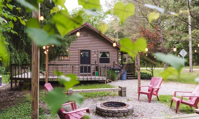 Logan Apartment | Two Cabins|Sleeps 12| Hot Tubs| Games| Fire Pits