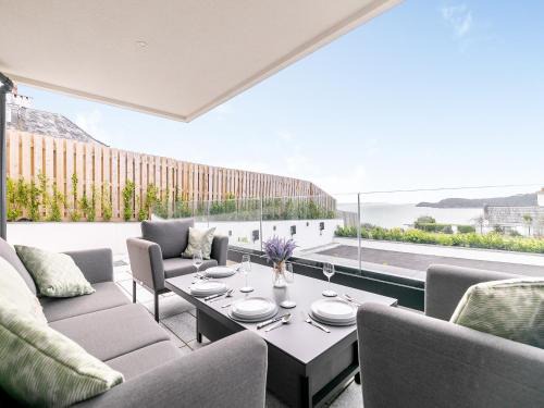 Carlyon Bay House | Pet-Friendly Getaway at Two Chi An Mor for the Family