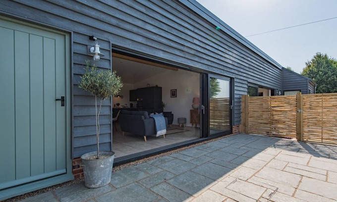 Ashford House | Stylish Pet-Friendly Barns by Bloom Stays for 8 Guests