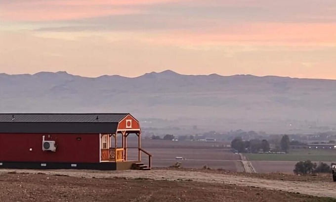 Canyon County House | Two Cottages on 30 Acres with Scenic Views and Amenities