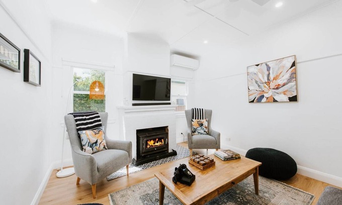 Central Mudgee House | Inviting Two Daughters Cottage with Kitchen & Breakfast