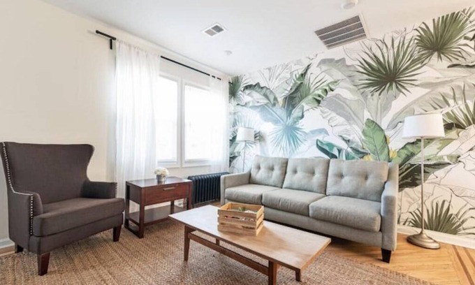 Lower Vailsburg Apartment | Urban Oasis: King Bed with Breakfast Near NYC Train