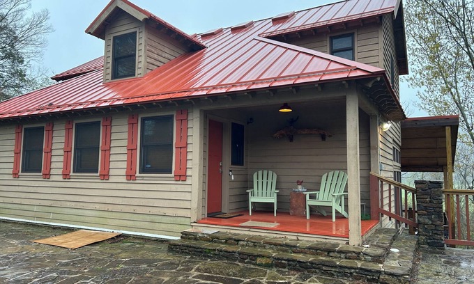 Jasper Cabin | River Retreat: Guest Rated 10/10 with Pool & Ocean Views