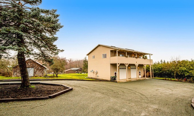 Oak Harbor House | Two-home property with two full kitchens, fast WiFi, fireplace, & washer/dryer