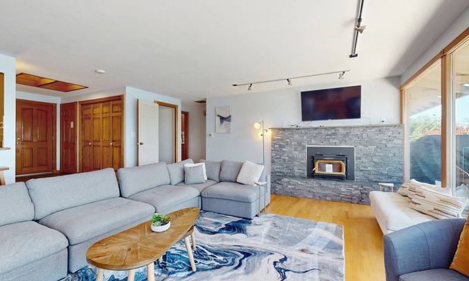 Retsil House | Inviting Retreat with Panoramic Views & Two Kitchens