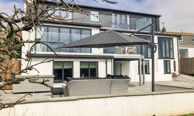 Thurlestone Cottage | Pet-Friendly TWO HOOTS Cottage with Oceanfront Views