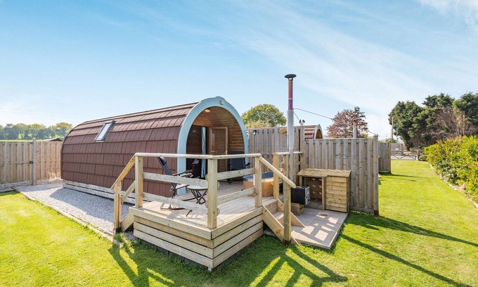 Oakenholt Cottage | Cozy TWO HOOTS Cottage with Spa and Hot Tub in Northop