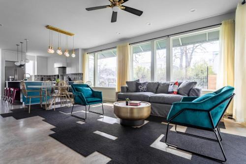 East Cesar Chavez House | Pet-Friendly Two House Corner Compound Near Rainey St