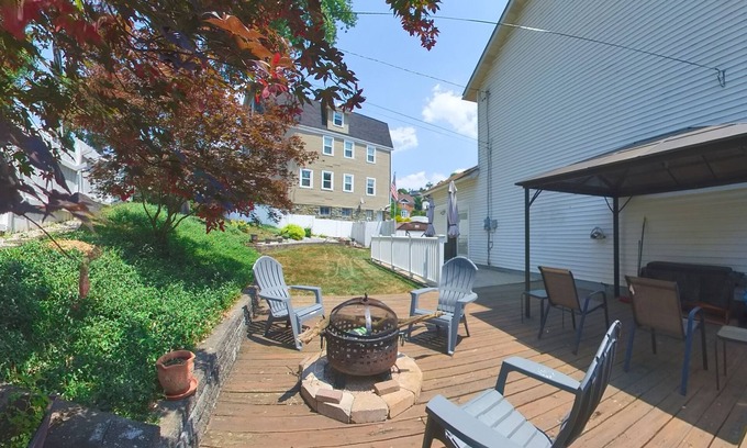 Crafton House | Ideal Stay: Two KING Beds, Pet Friendly & Downtown Access!
