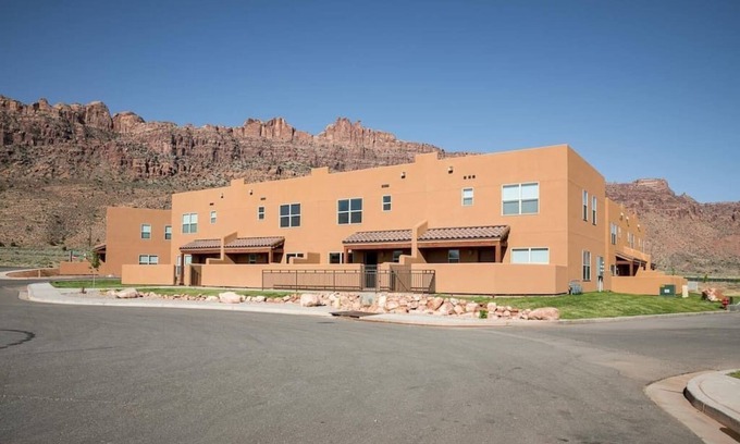 Moab South Valley House | Guest Rated: 9.8 - King Suites with Pools & Mountain Views