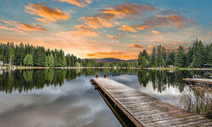 Fall City Cabin | Lakefront Cabins with Docks, Kayaks, and Full Kitchens