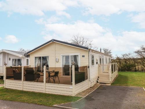 Cayton Bay House | Pet-Friendly Retreat at Two Little Ducks - Rated 9.4/10