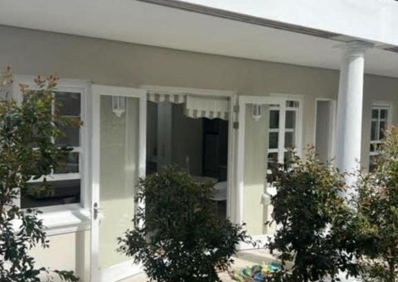 Rondebosch Apartment | Stylish Oak Tree Cottage - Open-Plan Guesthouse in Rondebosch