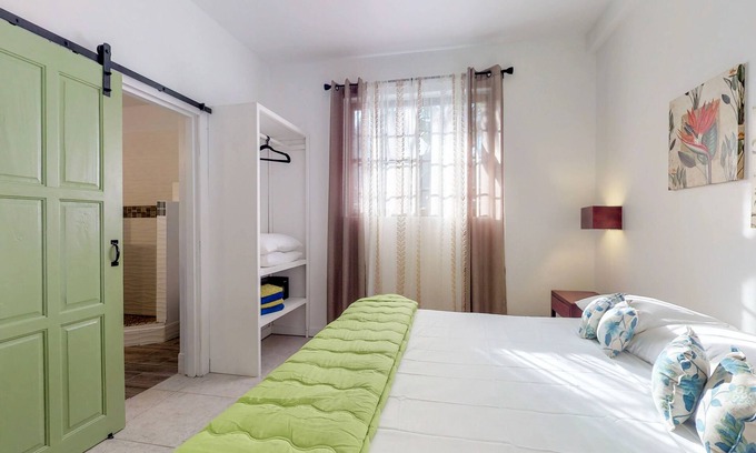 Caye Caulker House | Explore Tropical Studios with WiFi & Ocean Views Near Beach