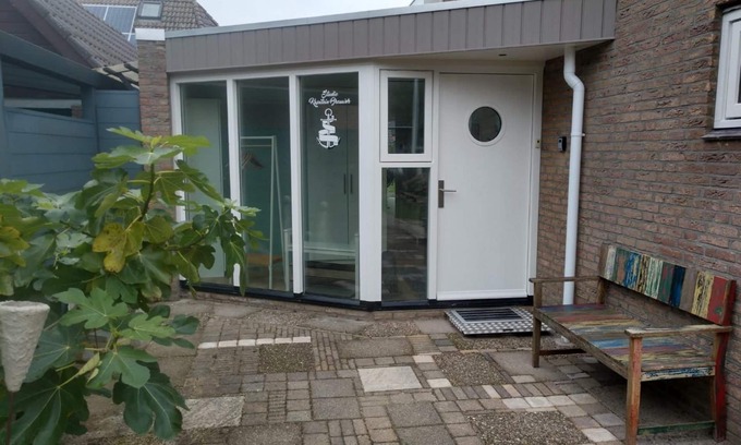 Ballum House | Cozy Studio for Two at Kapitein Brouwer, Pet Friendly