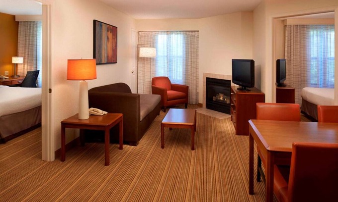 Waukegan Hotel | Pet-Friendly 2BR Suite with Kitchen & Free Breakfast Awaits!