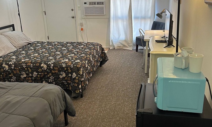 Fillmore Apartment | Two Queen bed remodeled studio with fast WiFi in Fillmore