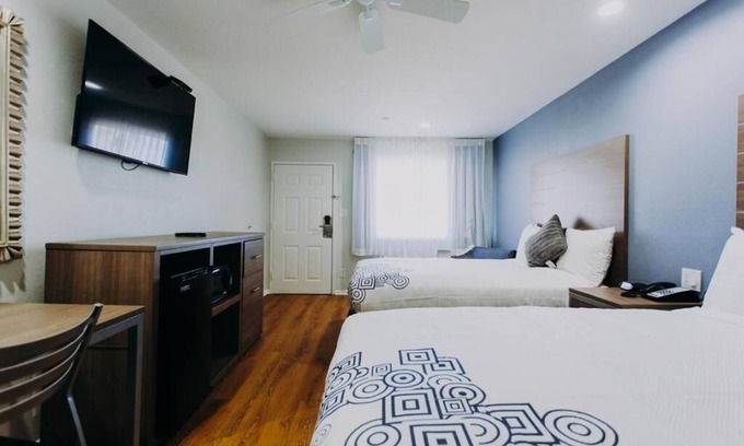 Clear Lake Shores Hotel | Comfortable Two Queen Beds Room at Scottish Inn & Suites