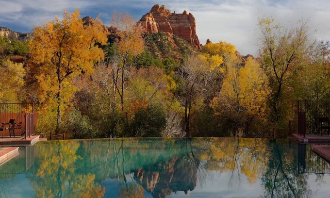 Uptown Sedona Hotel | Two Relaxing Rooms Ready For Family Nature Trip | Infinity Pool, Free Parking