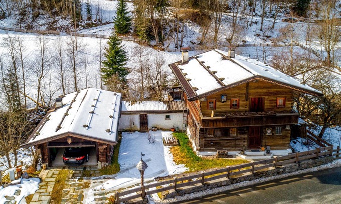 Alpbach House | Charming Chalets Just 1 Km from Ski Lift with Pool & Breakfast
