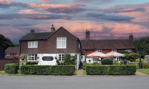 Hastings Hotel | Inviting Two Sawyers: Family-Friendly Dining & 9/10 Ratings