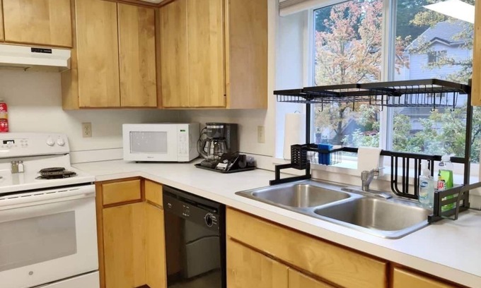 Corvallis House | Ideal Two Side-by-Side Dwellings for Large Groups