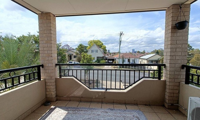 Guildford House | Cozy Room with Balcony & Hot Tub | Ideal for Families