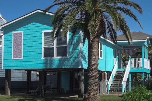 Galveston House | Pet-Friendly Retreat at Two Sisters Cottage - 10/10 Rating!