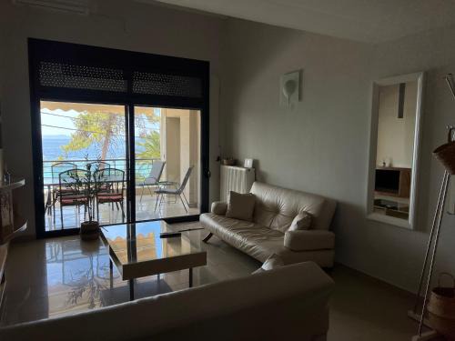 Toroni House | Beachfront Two-Storey Maisonette with Ocean View