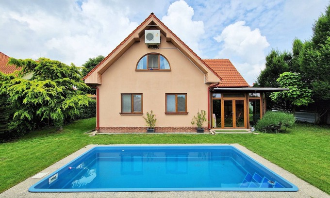 Dunajska Luzna House | Family-Friendly Two-Story House with Pool and Spa
