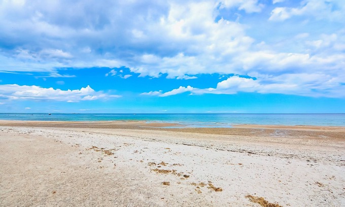 Manomet House | Beachside Retreat with Ocean View, Pool & Modern Amenities
