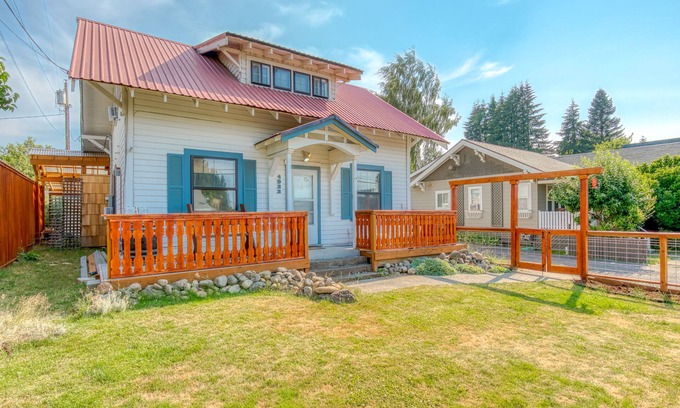 Parkdale House | Mountain View Getaway with Private Hot Tub & Fast WiFi