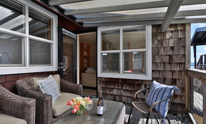 Langley Condo | Waterfront Condo with Private Deck and Ocean Views