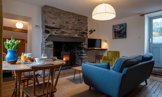 Gallt Y Foel Cottage | Cozy Ty Bach: Perfect Retreat for Couples and Pets