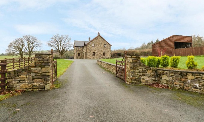 Caersws House | Discover Ty Berllan: Pet-Friendly Retreat with 9/10 Guest Rating