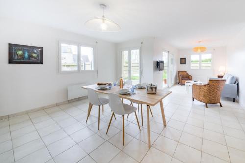 Ploudalmezeau House | Cozy TY BIHAN: Family-Friendly Retreat Near the Sea