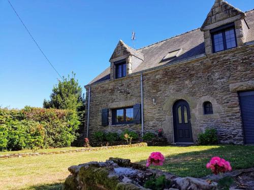 Damgan Villa | Cozy Ty Bihan Longère: Steps from the Beach with Ocean Views