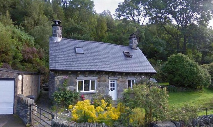 Gwynedd- Snowdonia House | Pet-Friendly Getaway at Ty Bont - Rated 8.2/10 by Guests
