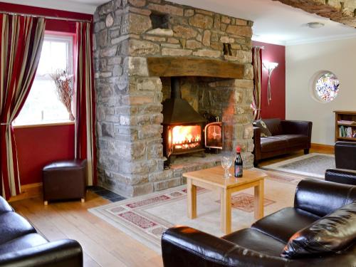 Ferryside House | Discover Ty-Canol: Pet-Friendly 4-Star Retreat Awaits