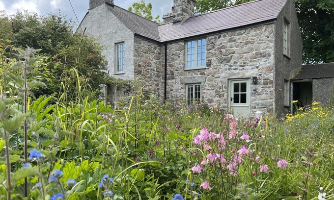 Llanengan House | Ty Capel Abersoch: Beachfront Retreat with Cozy Beds & Wi-Fi