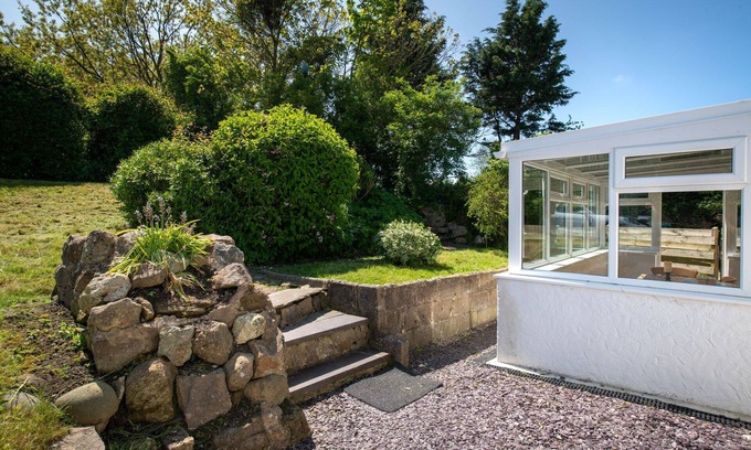 Malltraeth House | Cozy Ty Capel Bach Cottage - Pet Friendly and Family Ready